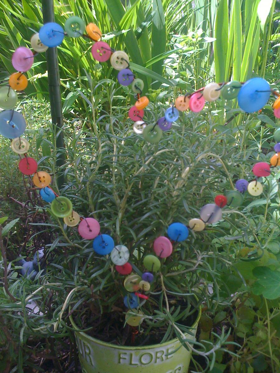 Gardendecoration made from wire and buttons Upcycled Gardendecoration
